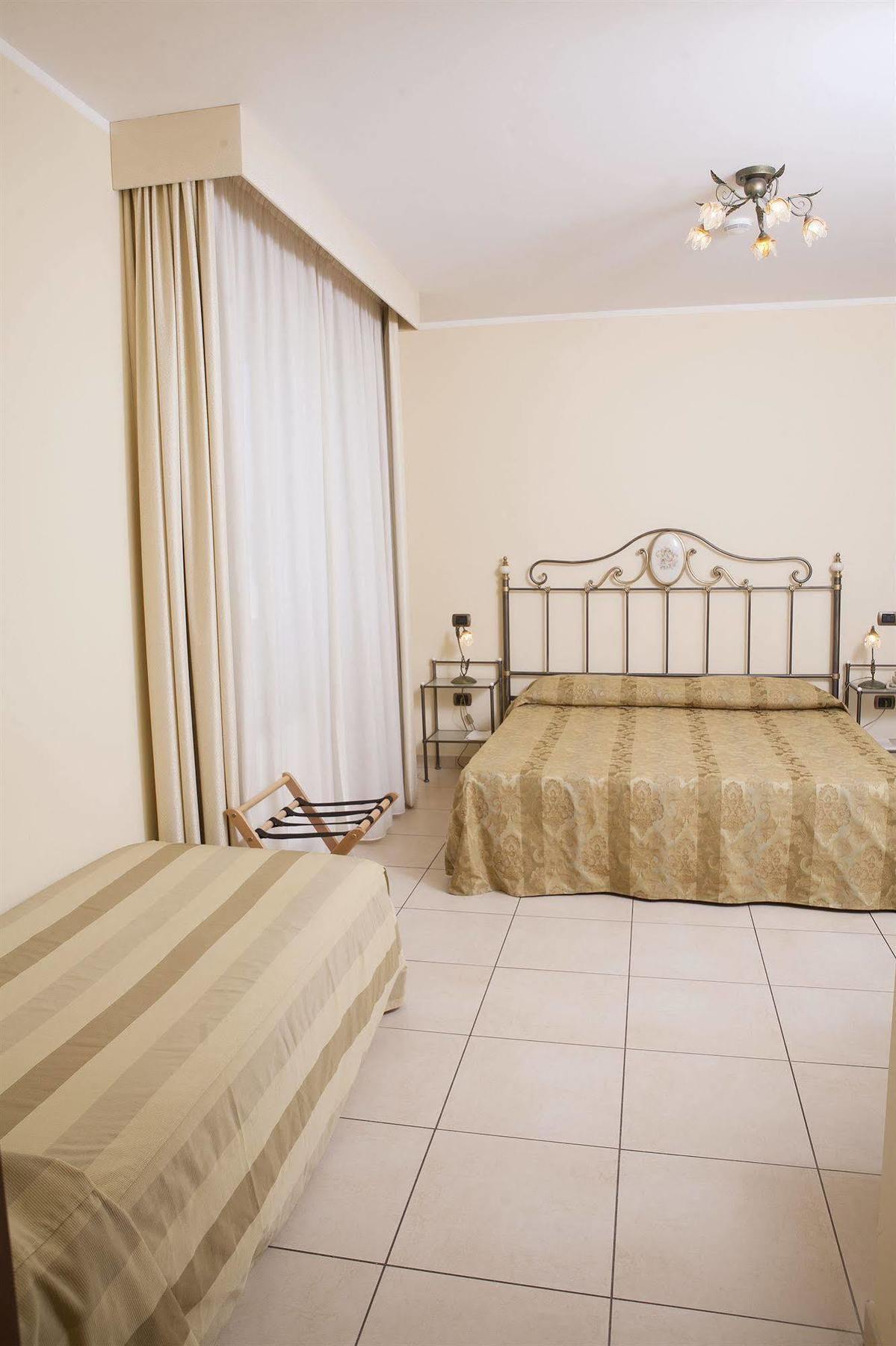 Hotel Villa Fiorita Giulianova Bagian luar foto